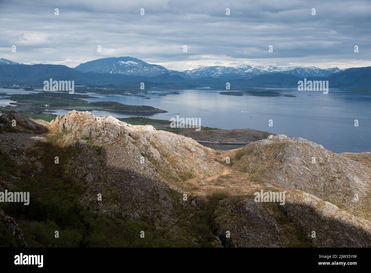 Torghatten est un dôme en granit situé dans le centre de la Norvège et offrant une vue magnifique sur les skerries autour de Brønnøysund. Banque D'Images