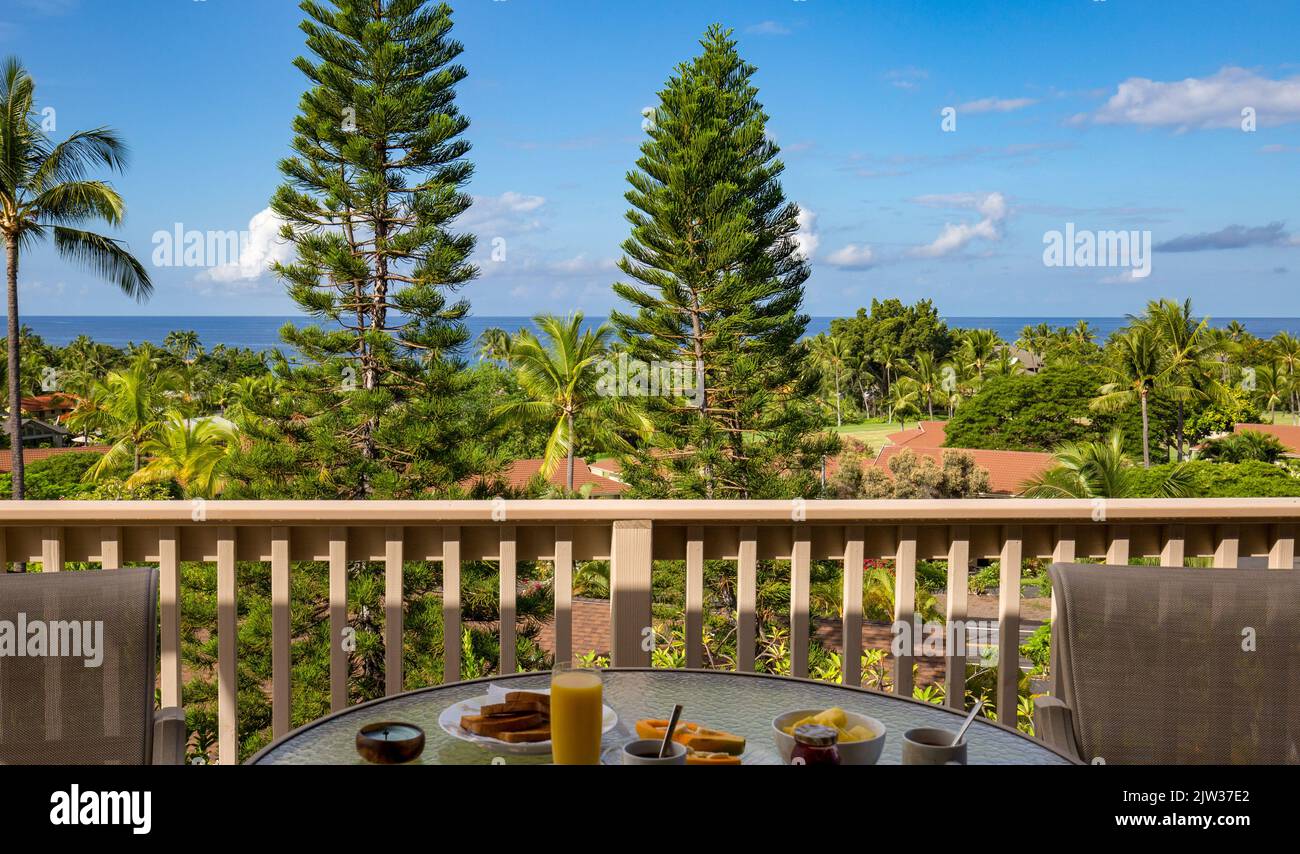 Keauhou Big Island Hawaii, petit déjeuner tôt le matin sur le balcon donnant sur la belle et étonnante côte le jour ensoleillé. Banque D'Images