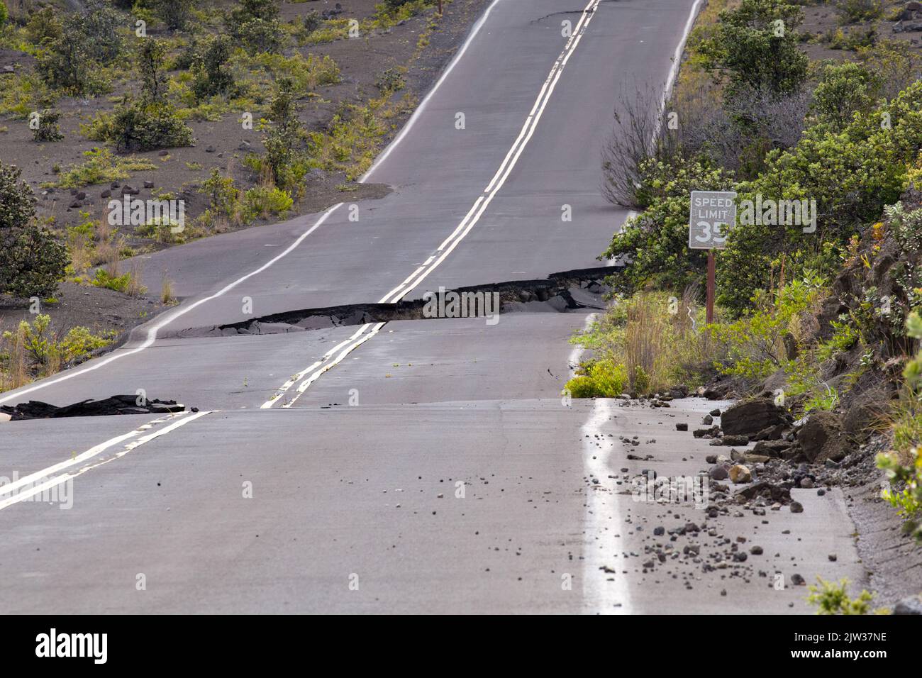Une rue dévastée à Crater Rim Drive après une éruption volcanique dans le parc national Volcano sur la Big Island à Hawaï. Banque D'Images