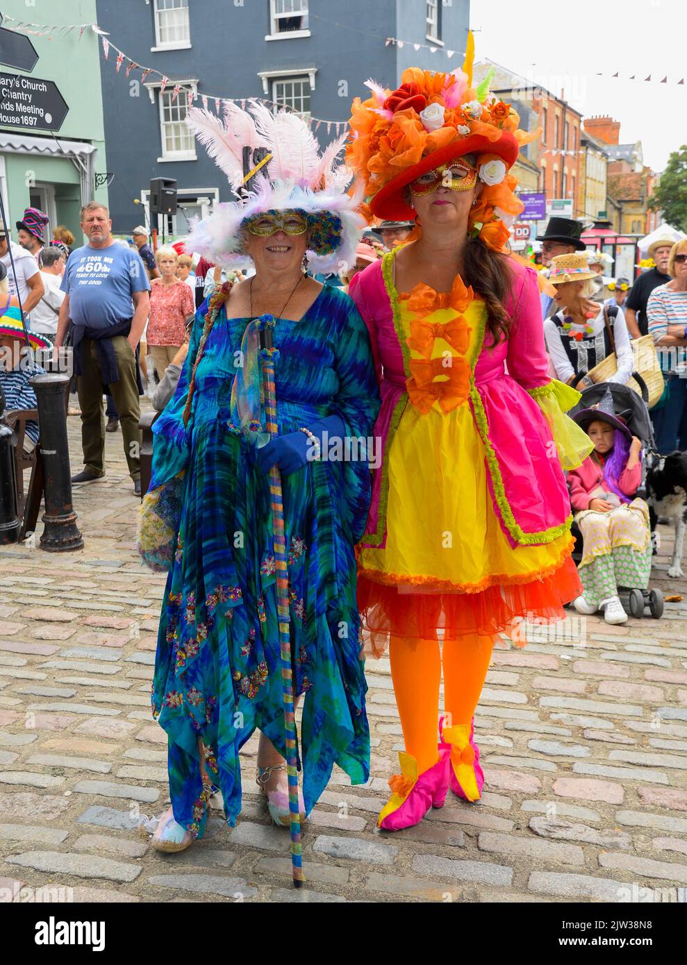 Bridport, Dorset, Royaume-Uni. 3rd septembre 2022. Maggie Nunn et Emma Norton portant des robes et des chapeaux colorés au festival de chapeau de Bridport à Dorset photo Credit: Graham Hunt/Alamy Live News Banque D'Images