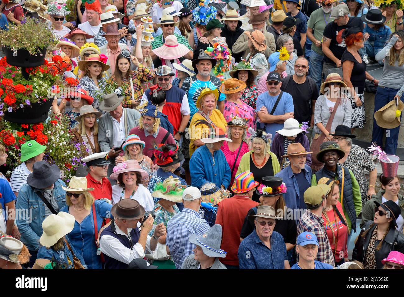 Bridport, Dorset, Royaume-Uni. 3rd septembre 2022. Rassemblement de masse de porteurs de chapeau dans Bucky Doo Square au festival de chapeau de Bridport à Dorset photo Credit: Graham Hunt/Alamy Live News Banque D'Images