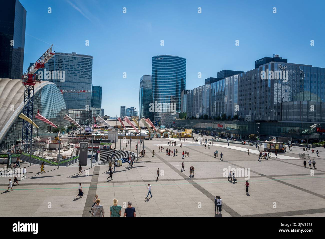 Vue sur la Défense depuis les escaliers de l'Arc, un quartier d'affaires majeur situé à 3 kilomètres à l'ouest des limites de la ville de Paris, France Banque D'Images Vue sur la Défense depuis les escaliers de l'Arc, un quartier d'affaires majeur situé à 3 kilomètres à l'ouest des limites de la ville de Paris, France Banque D'Images