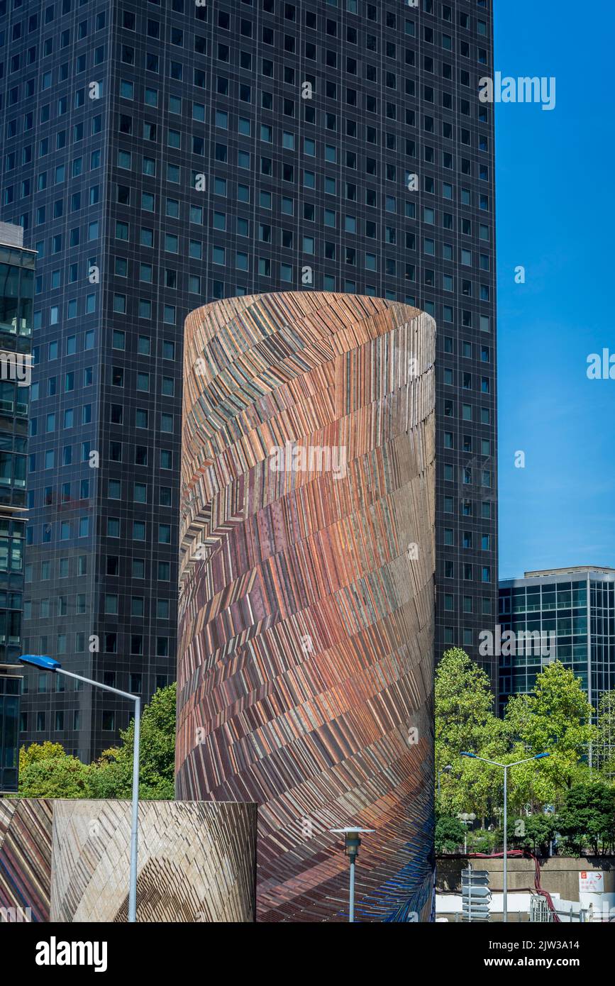 Aérateur transformé en œuvres d'art, la Défense, un important quartier d'affaires situé à 3 kilomètres à l'ouest des limites de la ville de Paris, France Banque D'Images Aérateur transformé en œuvres d'art, la Défense, un important quartier d'affaires situé à 3 kilomètres à l'ouest des limites de la ville de Paris, France Banque D'Images