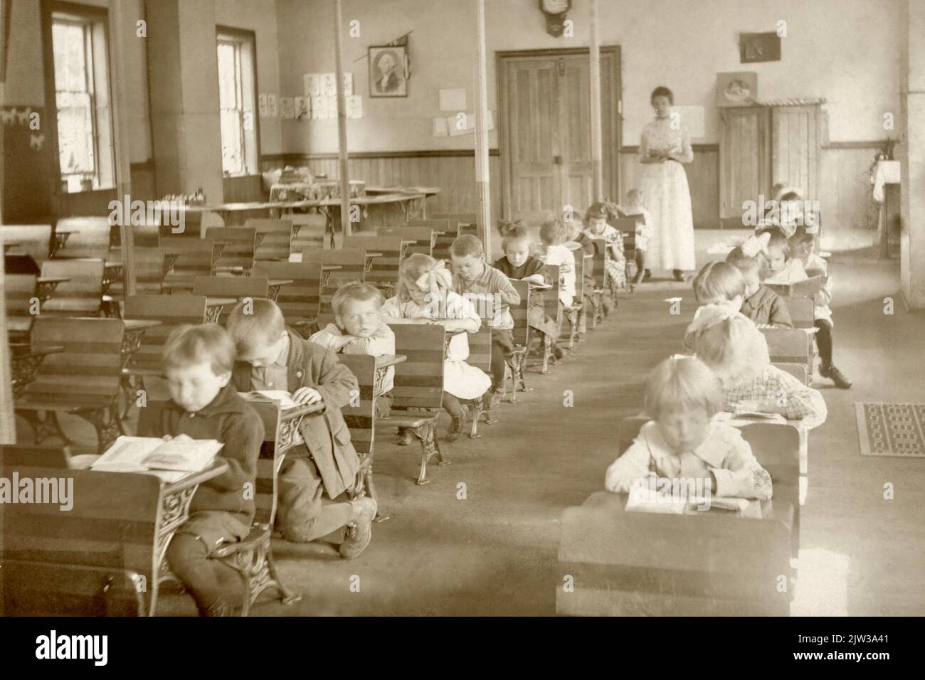 Une chambre intérieur de l'école environ 1900, une seule chambre école, une école de chambre, Vintage One Room Schoolhouse, Old Fashioned American School. Banque D'Images