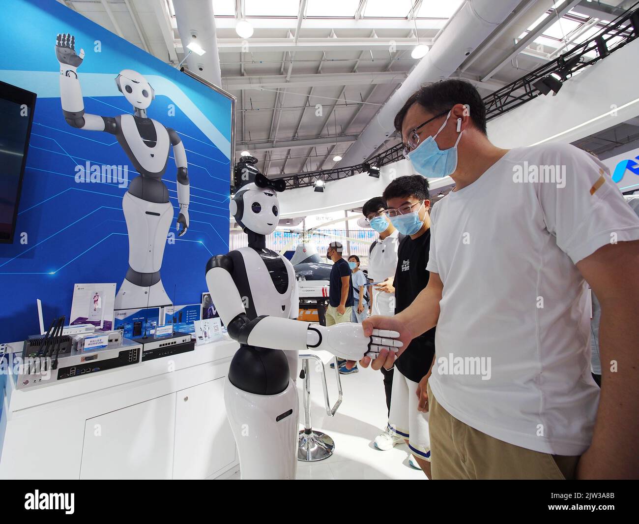 BEIJING, CHINE - 3 SEPTEMBRE 2022 - les visiteurs interagissent avec un robot de service intelligent au service des télécommunications, de l'informatique et de l'information P Banque D'Images