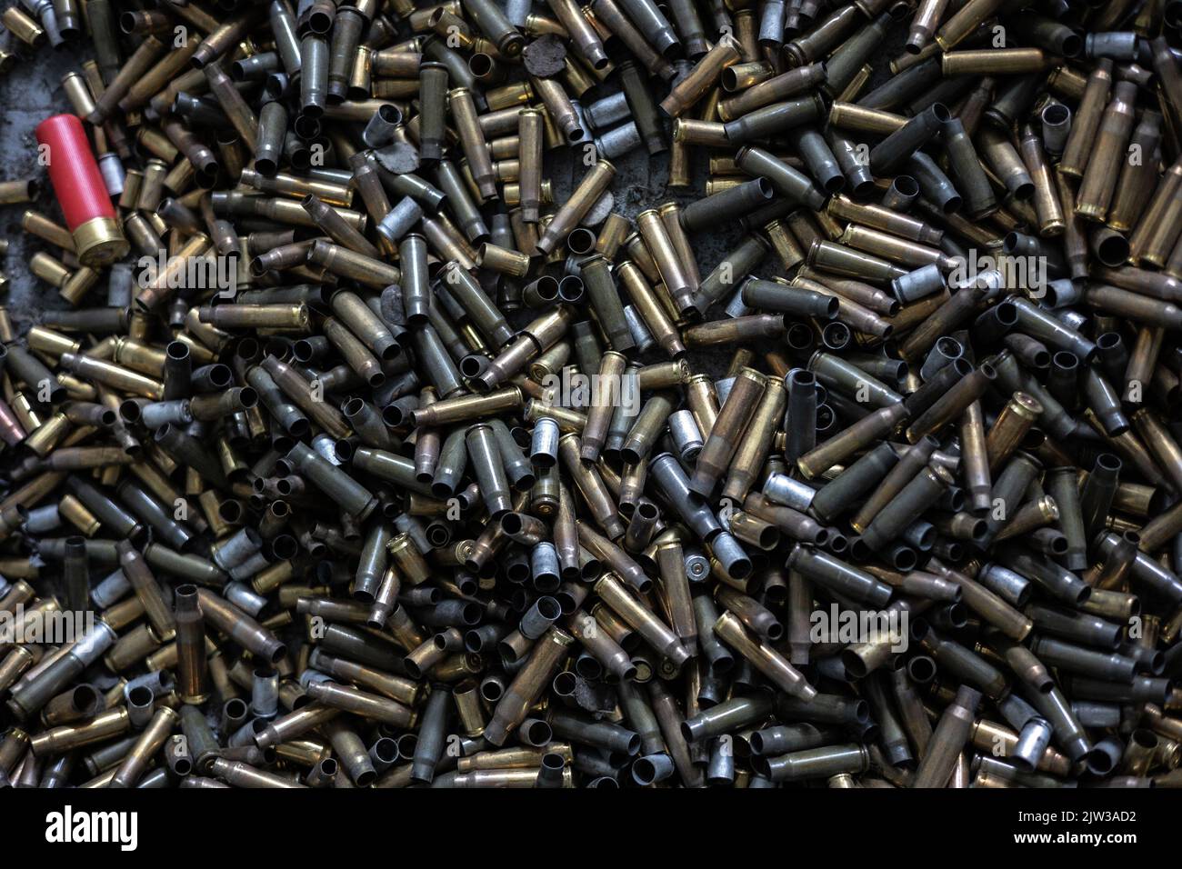 sur le sol, dans le champ de tir, il y a des boyaux de cartouches de différents calibres - de pistolets, fusils d'assaut, carabines, carabines Banque D'Images