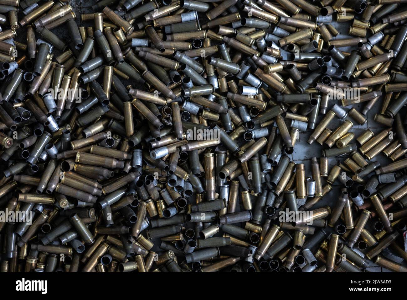 sur le sol, dans le champ de tir, il y a des boyaux de cartouches de différents calibres - de pistolets, fusils d'assaut, carabines, carabines Banque D'Images