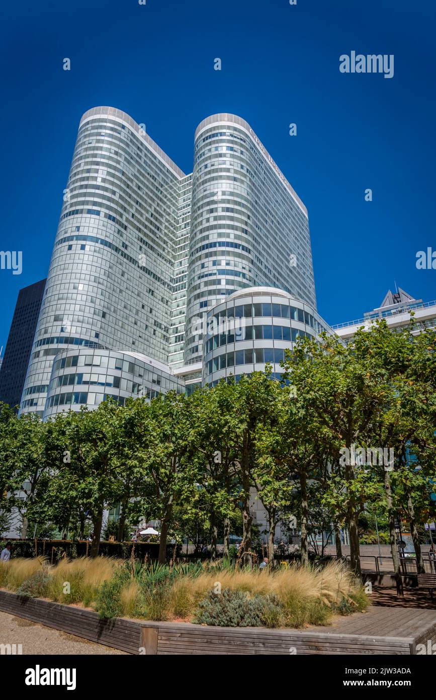 Le gratte-ciel de coeur Défense, le plus grand complexe de bureaux d'Europe, la Défense, un important quartier d'affaires situé à 3 kilomètres à l'ouest des limites de la ville de Paris Banque D'Images Le gratte-ciel de coeur Défense, le plus grand complexe de bureaux d'Europe, la Défense, un important quartier d'affaires situé à 3 kilomètres à l'ouest des limites de la ville de Paris Banque D'Images
