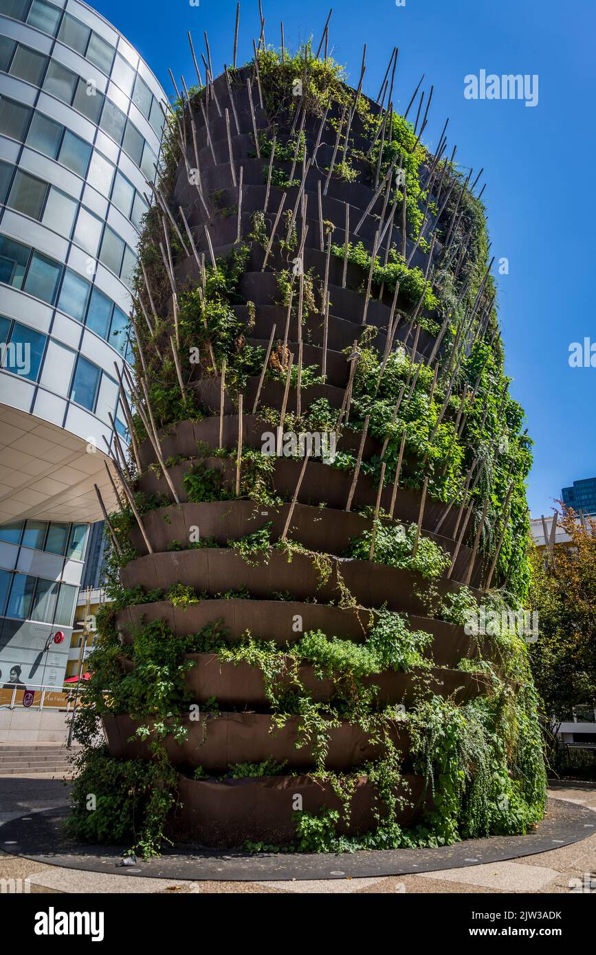 Fontaine d'eau verte aux plantes, la Défense, un quartier d'affaires important situé à 3 kilomètres à l'ouest de la ville de Paris, France Banque D'Images Fontaine d'eau verte aux plantes, la Défense, un quartier d'affaires important situé à 3 kilomètres à l'ouest de la ville de Paris, France Banque D'Images