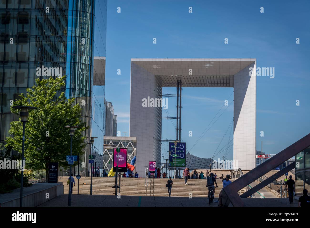 Le Grand Arche, la Défense, un quartier d'affaires majeur situé à 3 kilomètres à l'ouest de la ville de Paris, France Banque D'Images Le Grand Arche, la Défense, un quartier d'affaires majeur situé à 3 kilomètres à l'ouest de la ville de Paris, France Banque D'Images