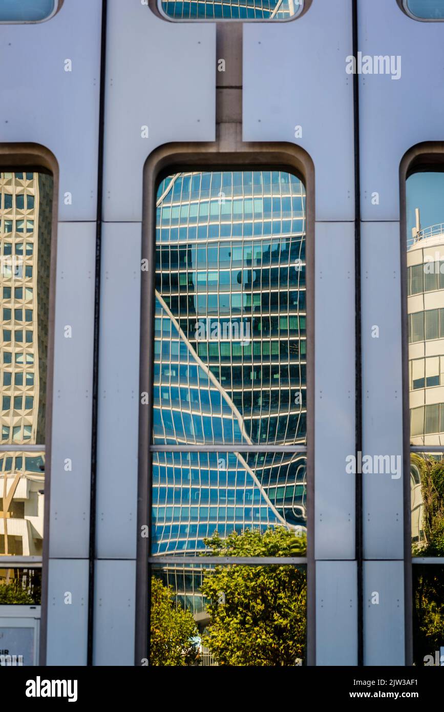 Détail architectural avec reflets, la Défense, un grand quartier d'affaires situé à 3 kilomètres à l'ouest des limites de la ville de Paris, France Banque D'Images Détail architectural avec reflets, la Défense, un grand quartier d'affaires situé à 3 kilomètres à l'ouest des limites de la ville de Paris, France Banque D'Images