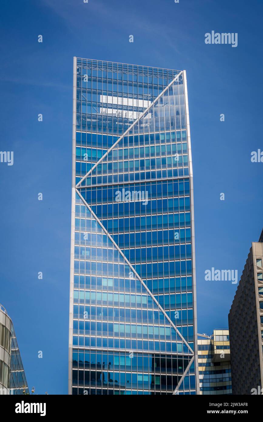 La Défense, un important quartier d'affaires situé à 3 kilomètres à l'ouest des limites de la ville de Paris, France Banque D'Images La Défense, un important quartier d'affaires situé à 3 kilomètres à l'ouest des limites de la ville de Paris, France Banque D'Images