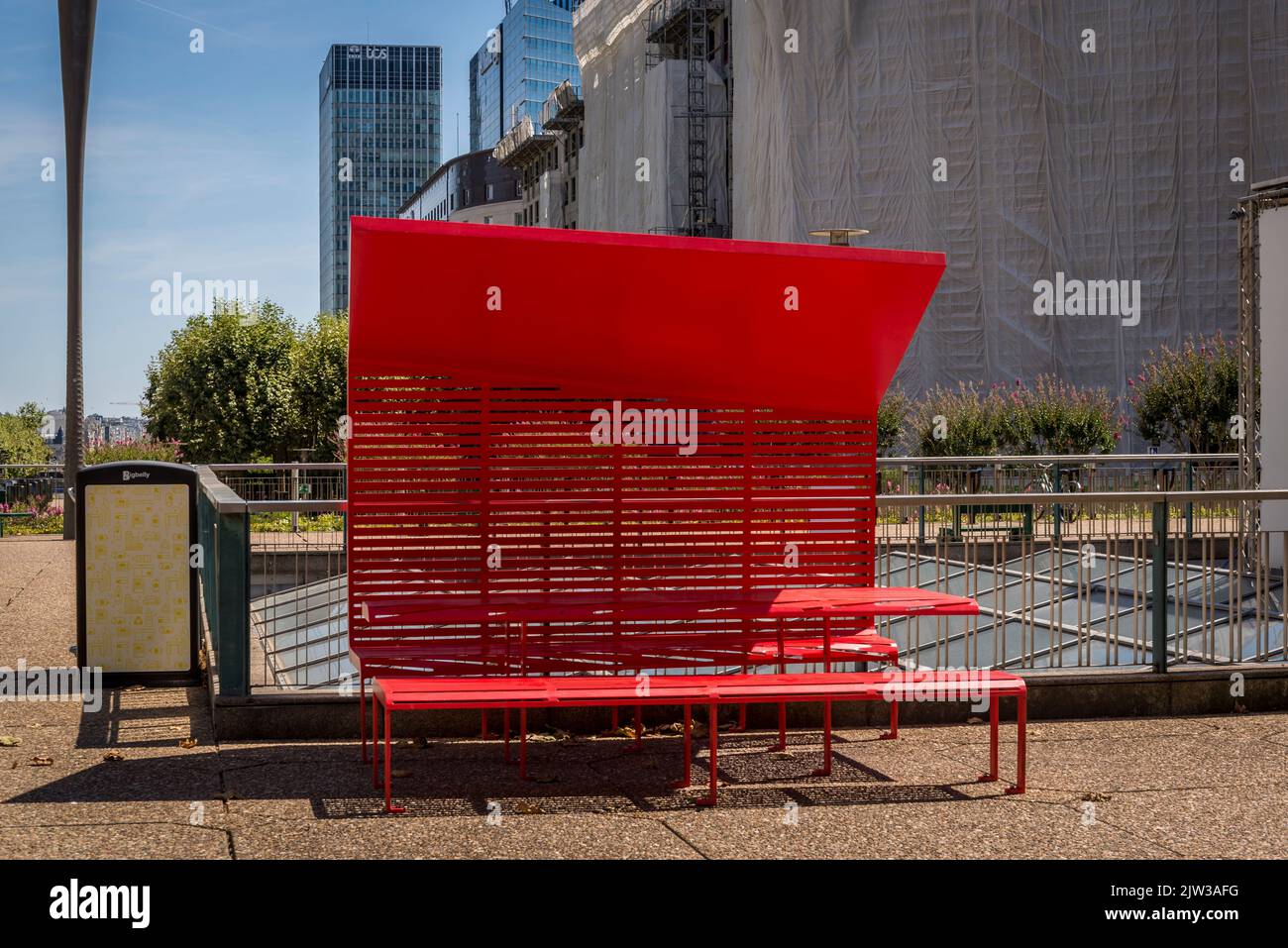 Banc rouge, la Défense, un quartier d'affaires majeur situé à 3 kilomètres à l'ouest de la ville de Paris, France Banque D'Images Banc rouge, la Défense, un quartier d'affaires majeur situé à 3 kilomètres à l'ouest de la ville de Paris, France Banque D'Images