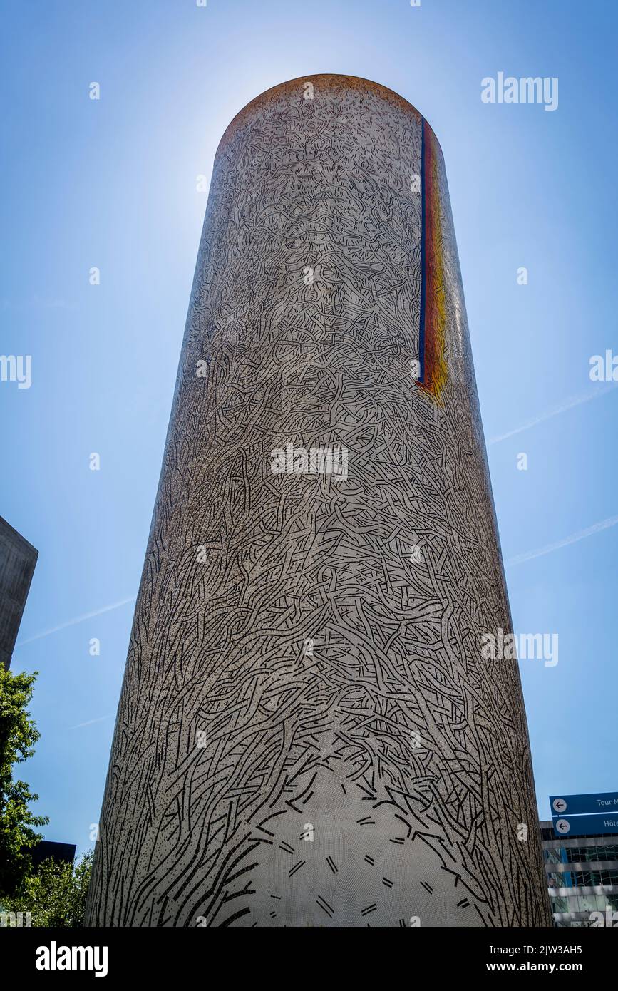 La Défense, un important quartier d'affaires situé à 3 kilomètres à l'ouest des limites de la ville de Paris, en France, a transformé l'aérateur en œuvres d'art Banque D'Images La Défense, un important quartier d'affaires situé à 3 kilomètres à l'ouest des limites de la ville de Paris, en France, a transformé l'aérateur en œuvres d'art Banque D'Images