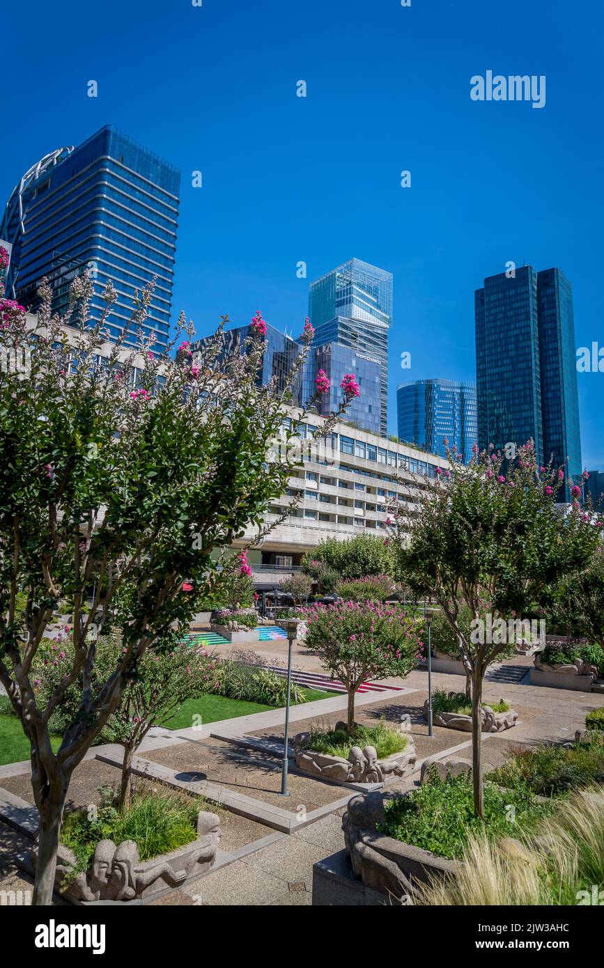 La place basse jardin, espace vert dans le centre de l'axe de la Défense, un quartier d'affaires majeur situé à 3 kilomètres à l'ouest de la ville de Paris, Fran Banque D'Images La place basse jardin, espace vert dans le centre de l'axe de la Défense, un quartier d'affaires majeur situé à 3 kilomètres à l'ouest de la ville de Paris, Fran Banque D'Images