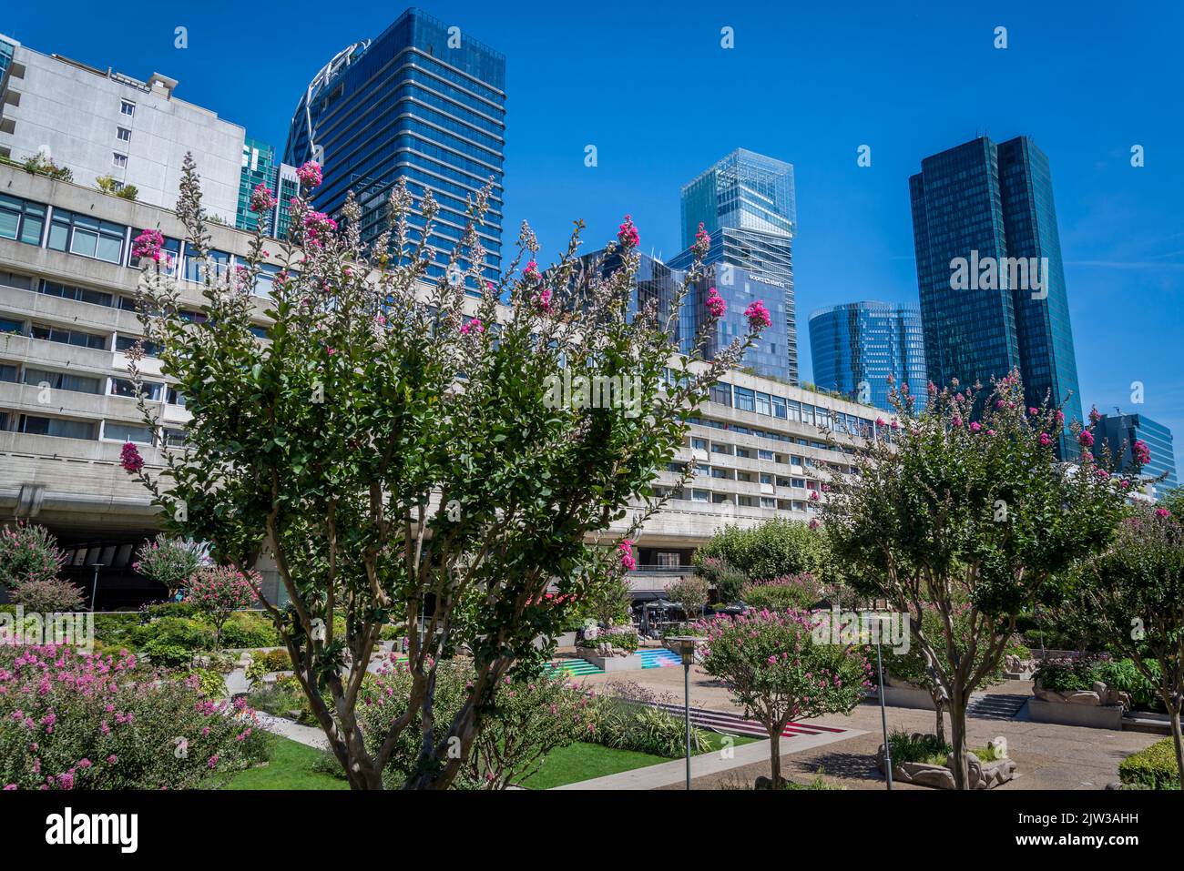 La place basse jardin, espace vert dans le centre de l'axe de la Défense, un quartier d'affaires majeur situé à 3 kilomètres à l'ouest de la ville de Paris, Fran Banque D'Images La place basse jardin, espace vert dans le centre de l'axe de la Défense, un quartier d'affaires majeur situé à 3 kilomètres à l'ouest de la ville de Paris, Fran Banque D'Images