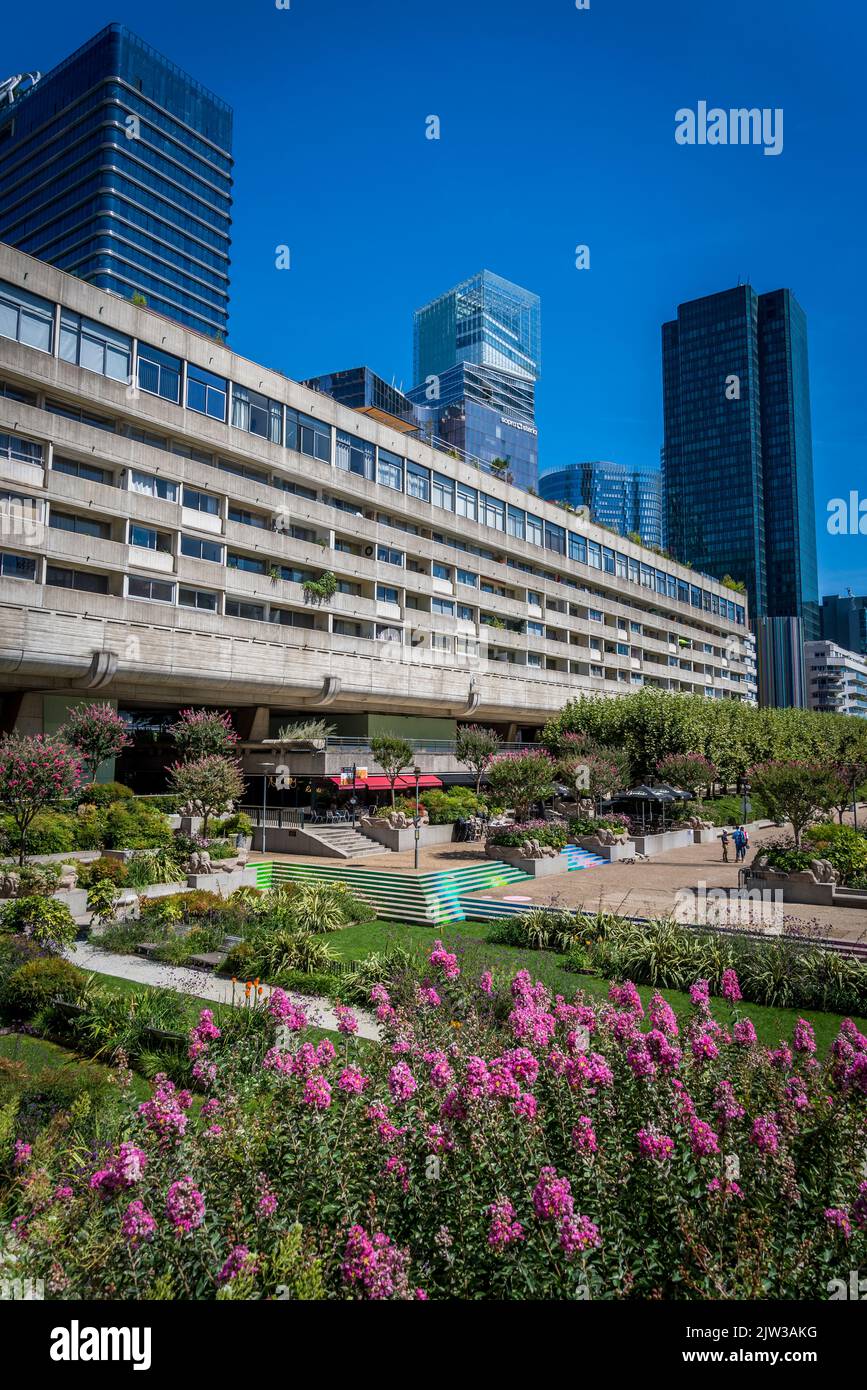 La place basse jardin, espace vert dans le centre de l'axe de la Défense, un quartier d'affaires majeur situé à 3 kilomètres à l'ouest de la ville de Paris, Fran Banque D'Images La place basse jardin, espace vert dans le centre de l'axe de la Défense, un quartier d'affaires majeur situé à 3 kilomètres à l'ouest de la ville de Paris, Fran Banque D'Images