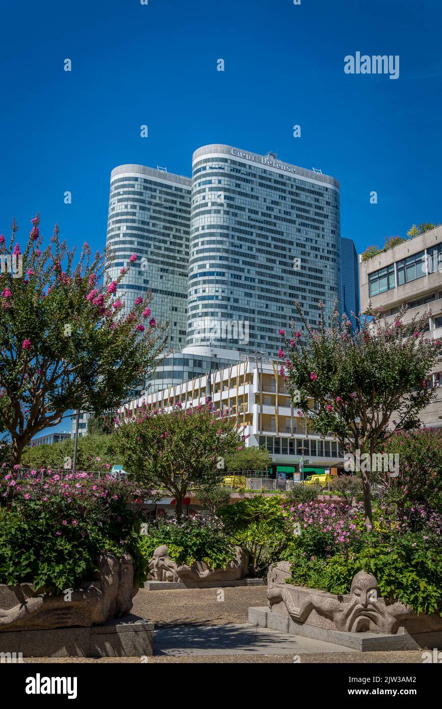 La place basse jardin, espace vert dans le centre de l'axe de la Défense et le gratte-ciel de coeur Défense, un grand quartier d'affaires situé à 3 kilomètres à l'ouest de t Banque D'Images La place basse jardin, espace vert dans le centre de l'axe de la Défense et le gratte-ciel de coeur Défense, un grand quartier d'affaires situé à 3 kilomètres à l'ouest de t Banque D'Images
