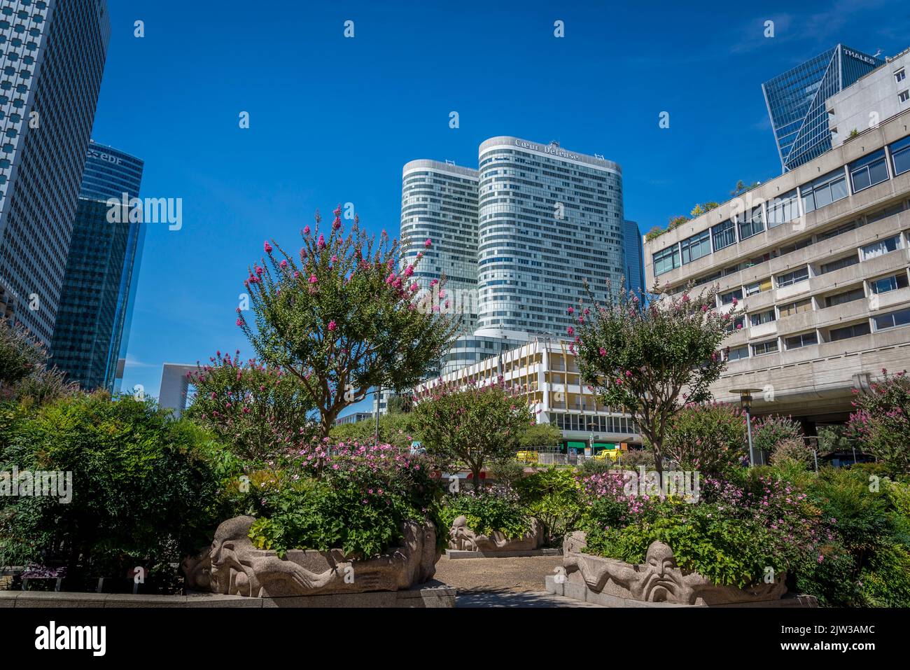 La place basse jardin, espace vert dans le centre de l'axe de la Défense et le gratte-ciel de coeur Défense, un grand quartier d'affaires situé à 3 kilomètres à l'ouest de t Banque D'Images La place basse jardin, espace vert dans le centre de l'axe de la Défense et le gratte-ciel de coeur Défense, un grand quartier d'affaires situé à 3 kilomètres à l'ouest de t Banque D'Images