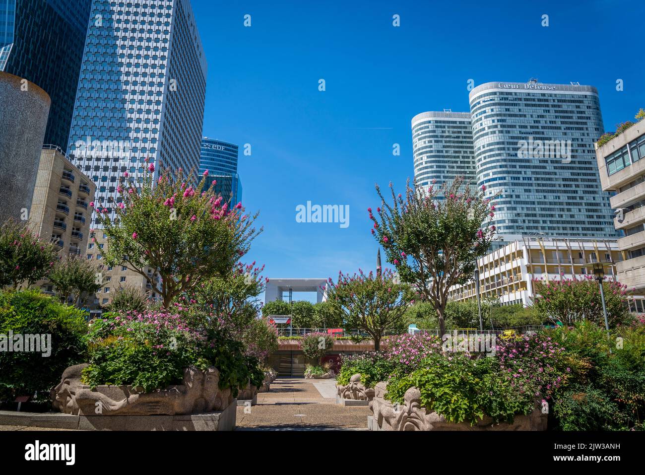 La place basse jardin, espace vert dans le centre de l'axe de la Défense et le gratte-ciel de coeur Défense, un grand quartier d'affaires situé à 3 kilomètres à l'ouest de t Banque D'Images La place basse jardin, espace vert dans le centre de l'axe de la Défense et le gratte-ciel de coeur Défense, un grand quartier d'affaires situé à 3 kilomètres à l'ouest de t Banque D'Images