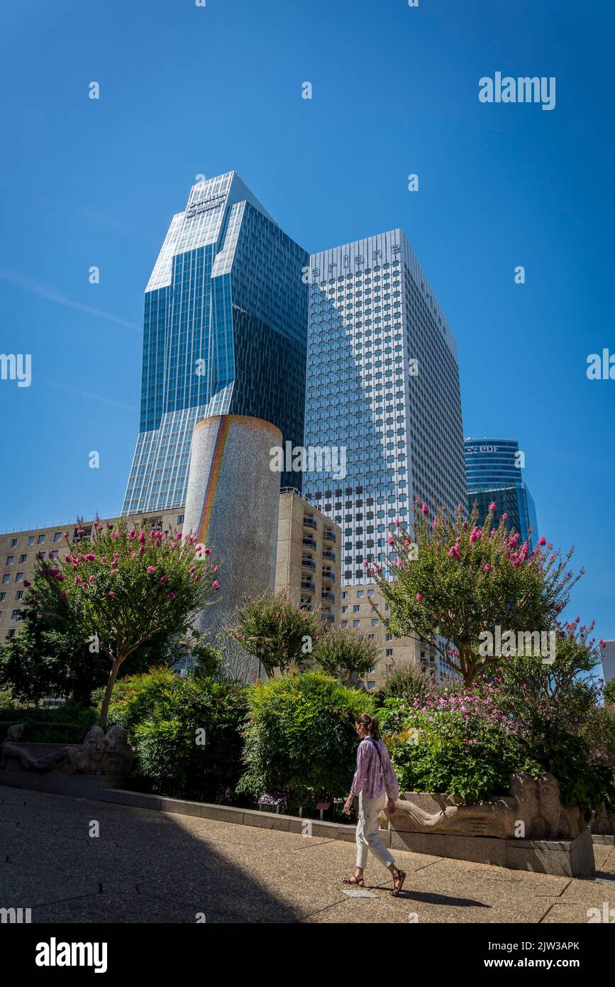 La place basse jardin, espace vert dans le centre de l'axe de la Défense et Tour Majunga, un important quartier d'affaires situé à 3 kilomètres à l'ouest de la ville limi Banque D'Images La place basse jardin, espace vert dans le centre de l'axe de la Défense et Tour Majunga, un important quartier d'affaires situé à 3 kilomètres à l'ouest de la ville limi Banque D'Images