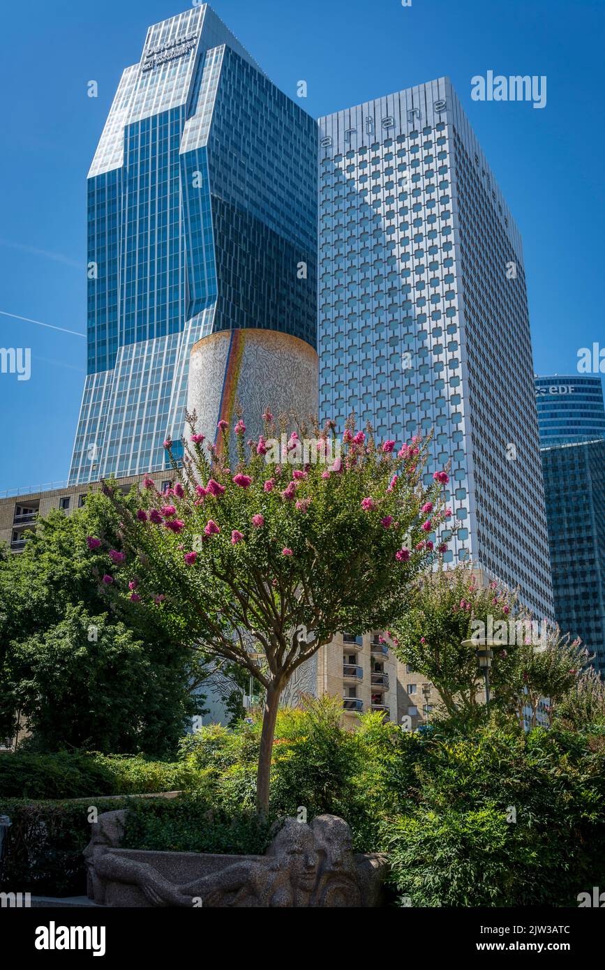 La place basse jardin, espace vert dans le centre de l'axe de la Défense et Tour Majunga, un important quartier d'affaires situé à 3 kilomètres à l'ouest de la ville limi Banque D'Images La place basse jardin, espace vert dans le centre de l'axe de la Défense et Tour Majunga, un important quartier d'affaires situé à 3 kilomètres à l'ouest de la ville limi Banque D'Images