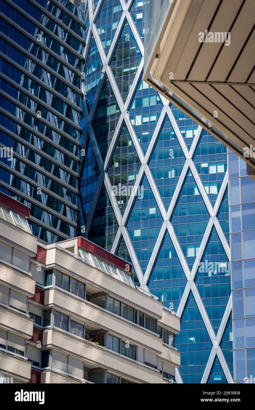 La Défense, un important quartier d'affaires situé à 3 kilomètres à l'ouest des limites de la ville de Paris, France Banque D'Images La Défense, un important quartier d'affaires situé à 3 kilomètres à l'ouest des limites de la ville de Paris, France Banque D'Images