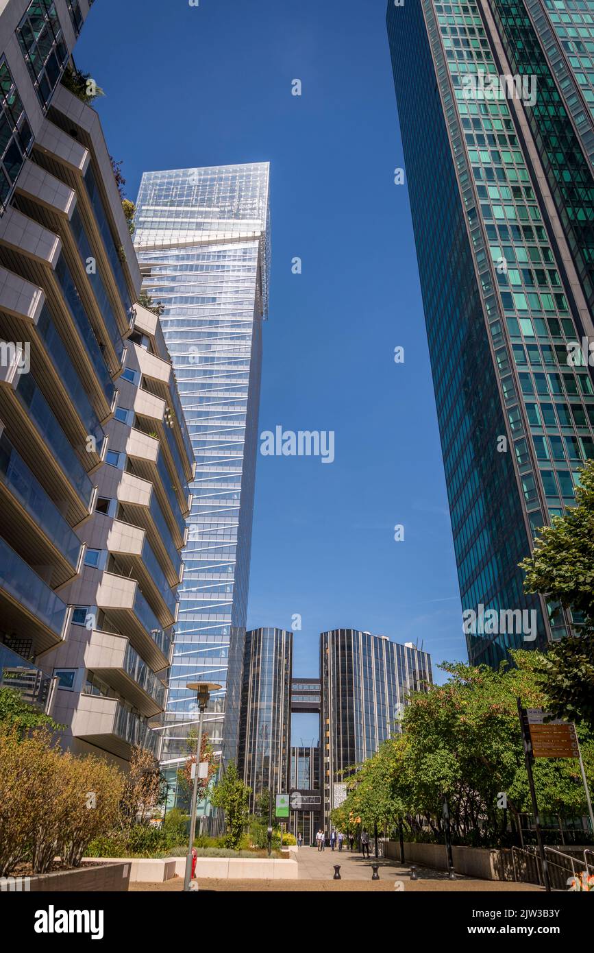 La Défense, un important quartier d'affaires situé à 3 kilomètres à l'ouest des limites de la ville de Paris, France Banque D'Images La Défense, un important quartier d'affaires situé à 3 kilomètres à l'ouest des limites de la ville de Paris, France Banque D'Images