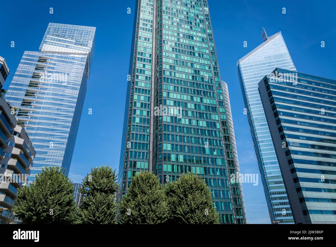 La Défense, un important quartier d'affaires situé à 3 kilomètres à l'ouest des limites de la ville de Paris, France Banque D'Images La Défense, un important quartier d'affaires situé à 3 kilomètres à l'ouest des limites de la ville de Paris, France Banque D'Images