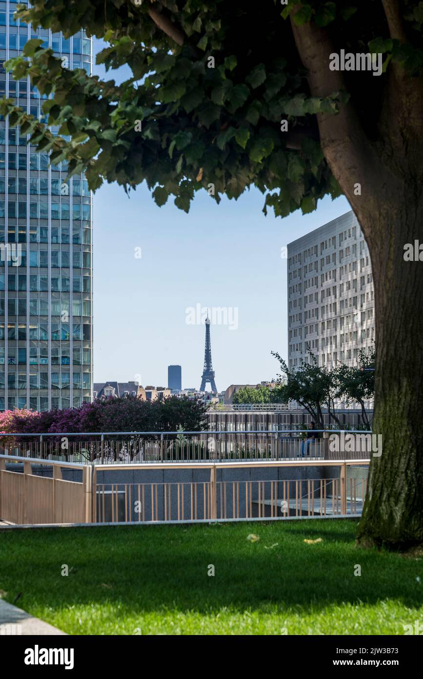 La Tour Eiffel vue de la Défense, un important quartier d'affaires situé à 3 kilomètres à l'ouest des limites de la ville de Paris, France Banque D'Images La Tour Eiffel vue de la Défense, un important quartier d'affaires situé à 3 kilomètres à l'ouest des limites de la ville de Paris, France Banque D'Images