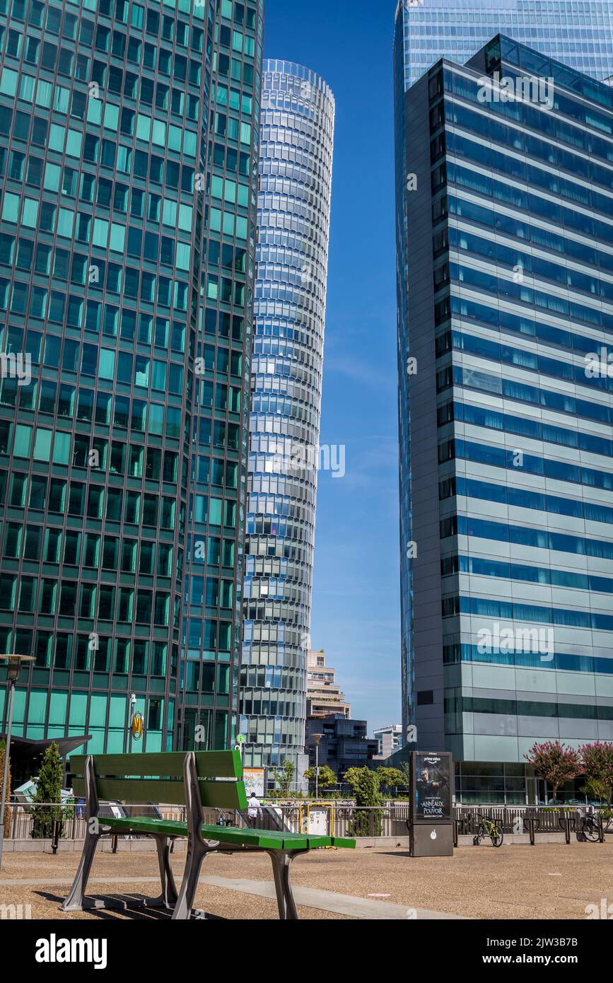 Grand banc d'art vert, la Défense, un quartier d'affaires majeur situé à 3 kilomètres à l'ouest de la ville de Paris, France Banque D'Images Grand banc d'art vert, la Défense, un quartier d'affaires majeur situé à 3 kilomètres à l'ouest de la ville de Paris, France Banque D'Images