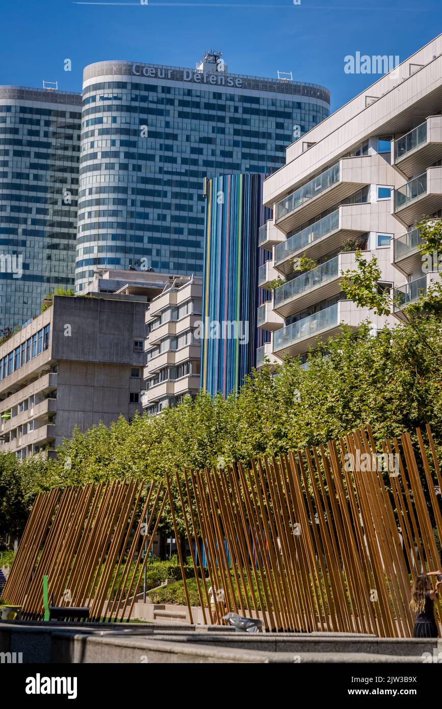 La Défense, un important quartier d'affaires situé à 3 kilomètres à l'ouest des limites de la ville de Paris, France Banque D'Images La Défense, un important quartier d'affaires situé à 3 kilomètres à l'ouest des limites de la ville de Paris, France Banque D'Images
