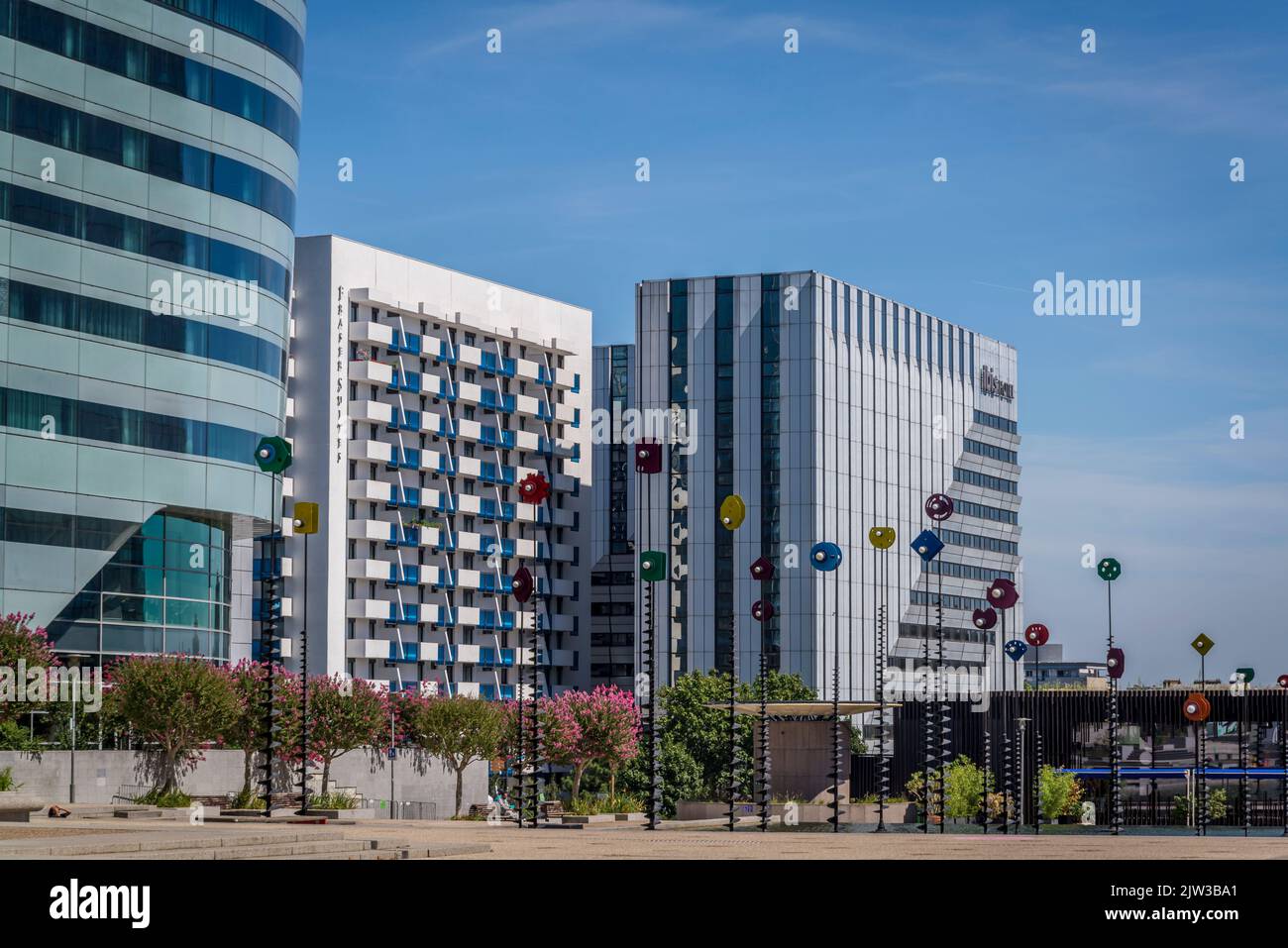 La Défense, la sculpture d'arbres lumineux de Takis, un quartier d'affaires majeur situé à 3 kilomètres à l'ouest des limites de la ville de Paris, en France Banque D'Images La Défense, la sculpture d'arbres lumineux de Takis, un quartier d'affaires majeur situé à 3 kilomètres à l'ouest des limites de la ville de Paris, en France Banque D'Images