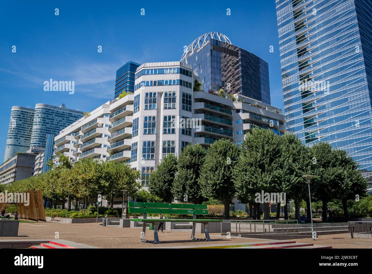Grand banc d'art vert, la Défense, un quartier d'affaires majeur situé à 3 kilomètres à l'ouest de la ville de Paris, France Banque D'Images Grand banc d'art vert, la Défense, un quartier d'affaires majeur situé à 3 kilomètres à l'ouest de la ville de Paris, France Banque D'Images