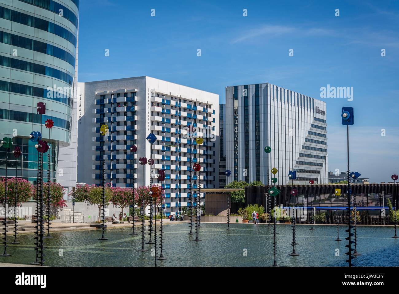 La Défense, la sculpture d'arbres lumineux de Takis, un quartier d'affaires majeur situé à 3 kilomètres à l'ouest des limites de la ville de Paris, en France Banque D'Images La Défense, la sculpture d'arbres lumineux de Takis, un quartier d'affaires majeur situé à 3 kilomètres à l'ouest des limites de la ville de Paris, en France Banque D'Images