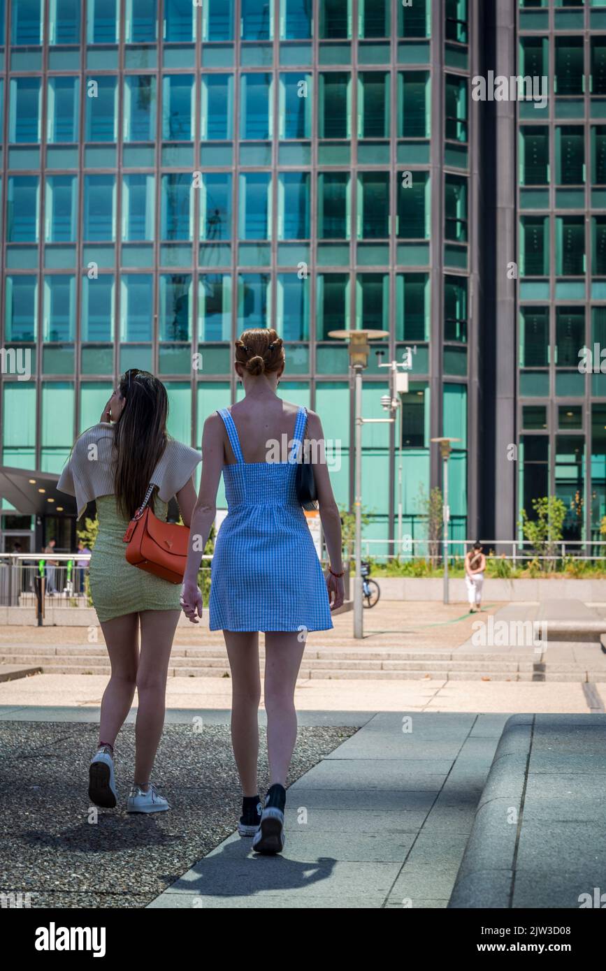 Jeunes touristes à la Défense, un important quartier d'affaires situé à 3 kilomètres à l'ouest des limites de la ville de Paris, France Banque D'Images Jeunes touristes à la Défense, un important quartier d'affaires situé à 3 kilomètres à l'ouest des limites de la ville de Paris, France Banque D'Images