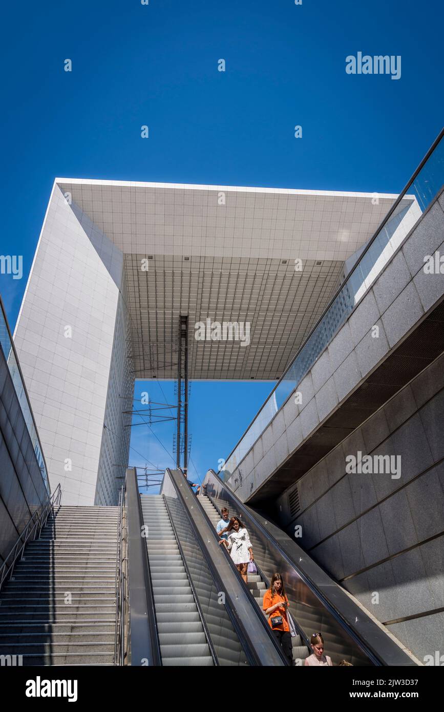 Détail du Grand Arch et de l'escalier roulant menant au métro, la Défense, un quartier d'affaires majeur situé à 3 kilomètres à l'ouest de la ville Banque D'Images Détail du Grand Arch et de l'escalier roulant menant au métro, la Défense, un quartier d'affaires majeur situé à 3 kilomètres à l'ouest de la ville Banque D'Images