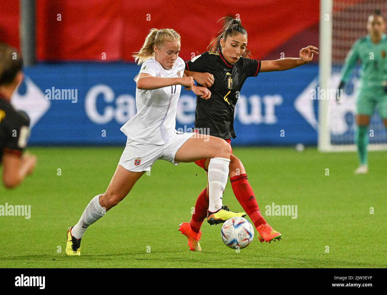 Heverlee, Belgique. 02nd septembre 2022. Julie Blakstad, de Norvège, et Amber Tysiak, de Belgique, se battent pour le ballon lors du match entre l'équipe nationale féminine de football belge, The Red Flames, et la Norvège, à Heverlee, Belgique, vendredi 02 septembre 2022, match 9 (sur dix) Dans le groupe F de l'étape du groupe de qualifications pour la coupe du monde de femmes 2023. BELGA PHOTO DAVID CATRY crédit: Belga News Agency/Alay Live News Banque D'Images