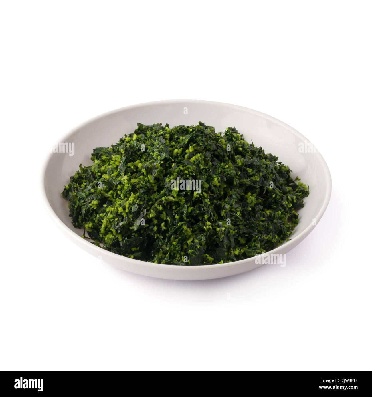 assiette de légumes verts à feuilles isolées sur fond blanc, salade végétarienne saine Banque D'Images