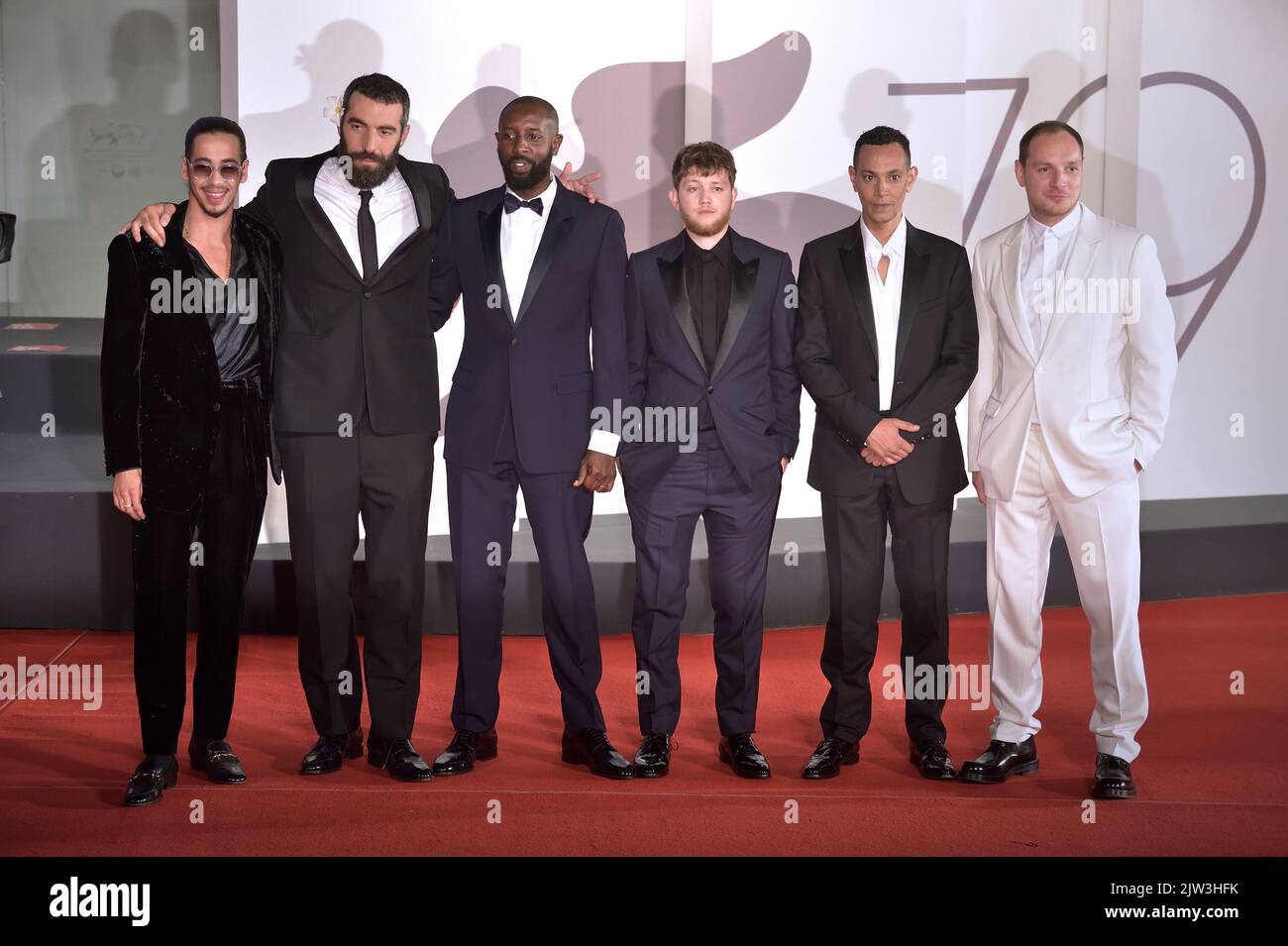 Venise, Italie. 02nd septembre 2022. VENISE, ITALIE - SEPTEMBRE 02 : Sami Slimane, Ouassini Embarek, Romain Gavras, Ladj Ly, Alexis Manenti, Dali Benssalah, Anthony Bajon assiste au tapis rouge 'Athena' au Festival international du film de Venise 79th sur 02 septembre 2022 à Venise, en Italie. Credit: dpa/Alay Live News Banque D'Images