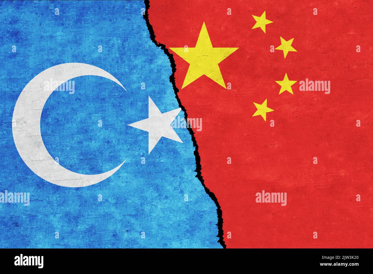 La Chine et le Turkestan oriental ont peint des drapeaux sur un mur avec une fissure. La Chine et le conflit ouïghour. Le Turkestan oriental et la Chine sont des drapeaux ensemble. Chine contre Uighour Banque D'Images