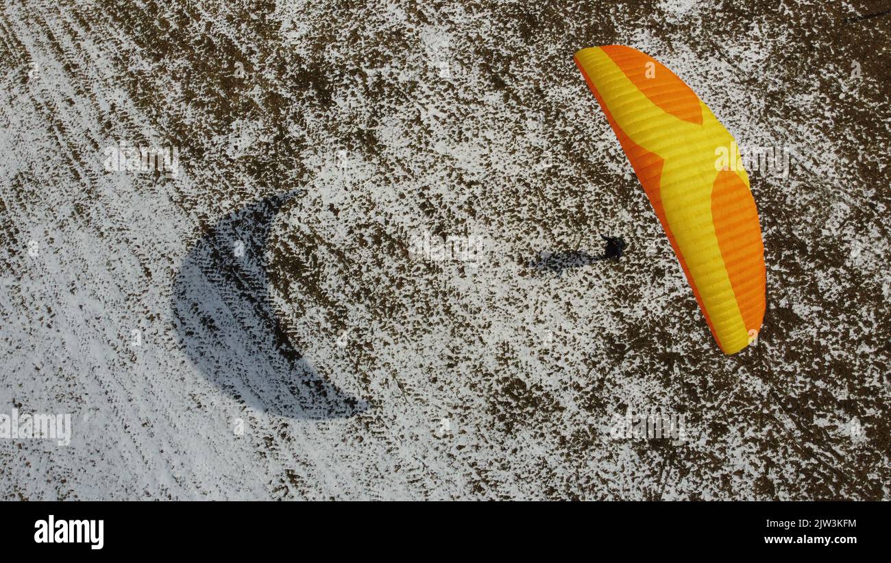 Formation de vol en parapente et de manutention au sol sur la prairie de Bykovice, république tchèque, union européenne, vue panoramique aérienne prise avec drone DJI-Winter Time Banque D'Images
