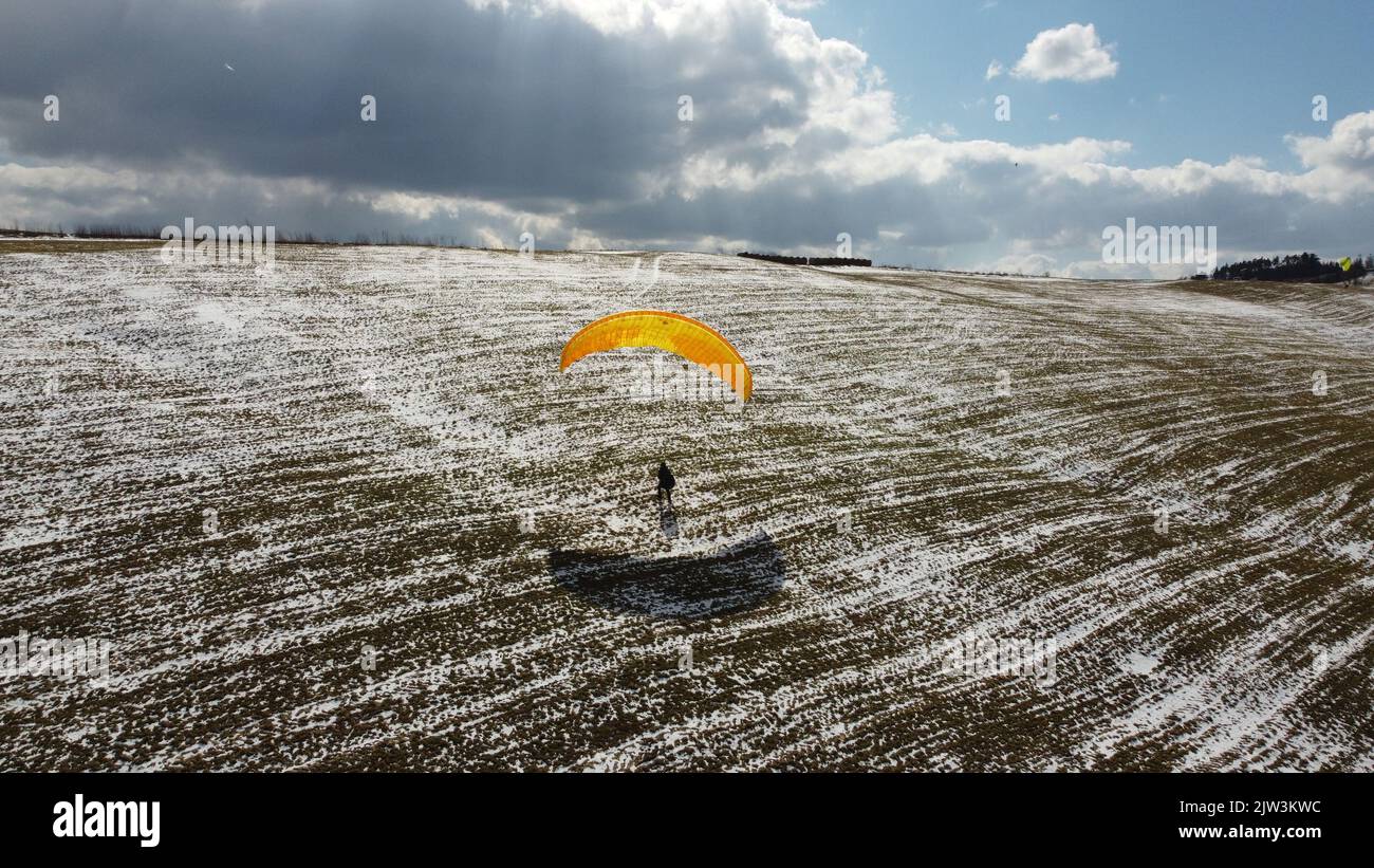 Formation de vol en parapente et de manutention au sol sur la prairie de Bykovice, république tchèque, union européenne, vue panoramique aérienne prise avec drone DJI-Winter Time Banque D'Images