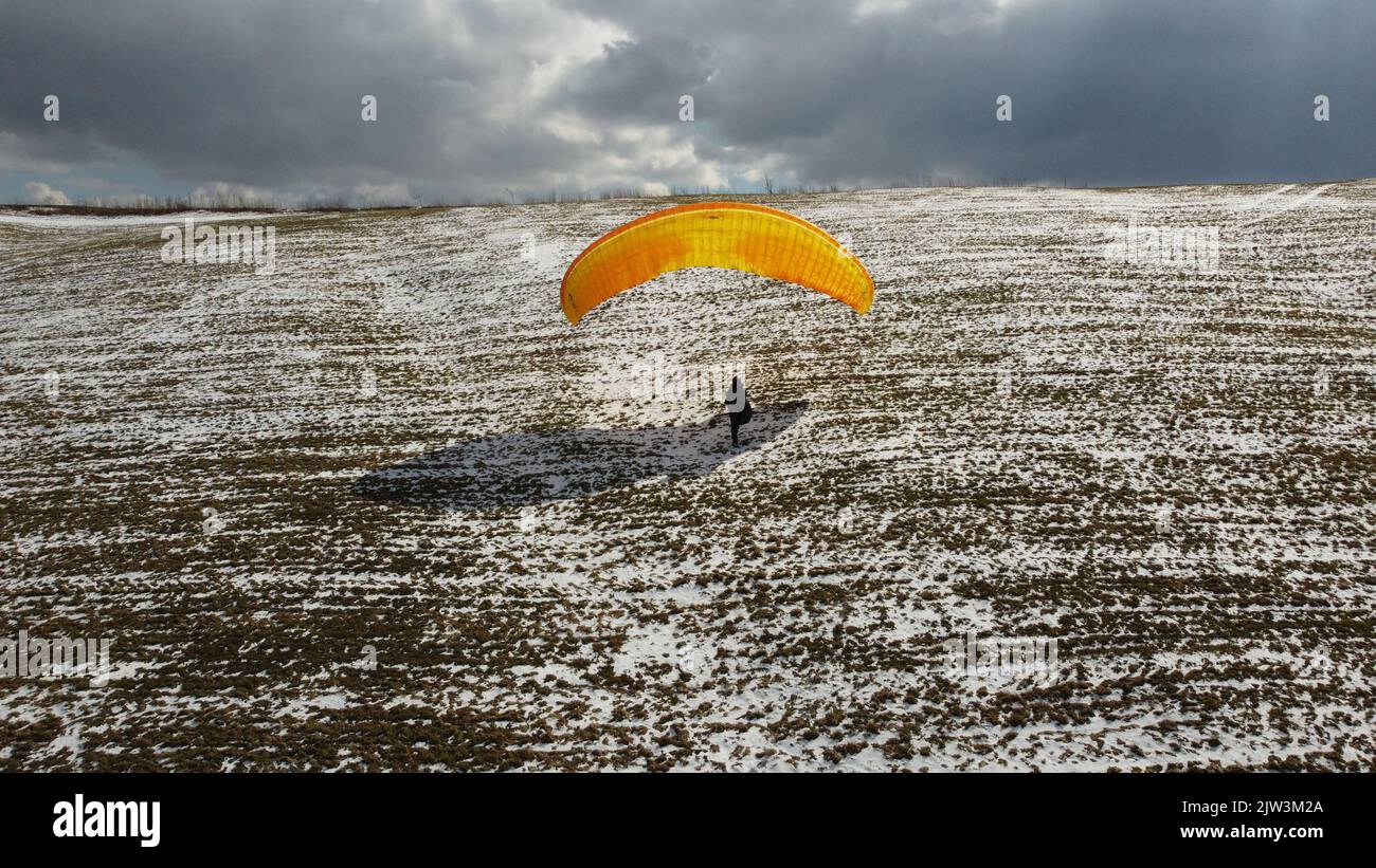 Formation de vol en parapente et de manutention au sol sur la prairie de Bykovice, république tchèque, union européenne, vue panoramique aérienne prise avec drone DJI-Winter Time Banque D'Images