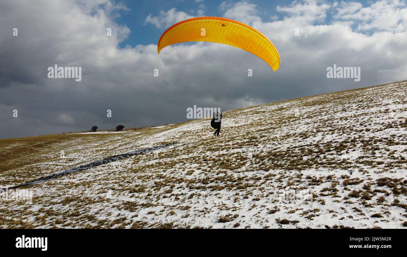Formation de vol en parapente et de manutention au sol sur la prairie de Bykovice, république tchèque, union européenne, vue panoramique aérienne prise avec drone DJI-Winter Time Banque D'Images