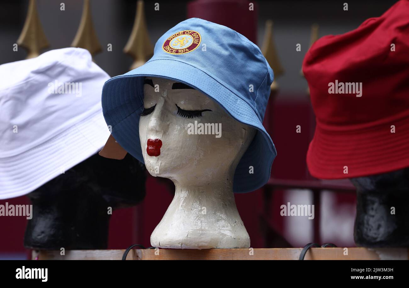 Birmingham, Royaume-Uni. 3rd septembre 2022. Un chapeau Aston Villa est exposé sur une cabine souvenir avant le match de la Premier League à Villa Park, Birmingham. Le crédit photo doit être lu : Darren Staples / Sportimage Banque D'Images