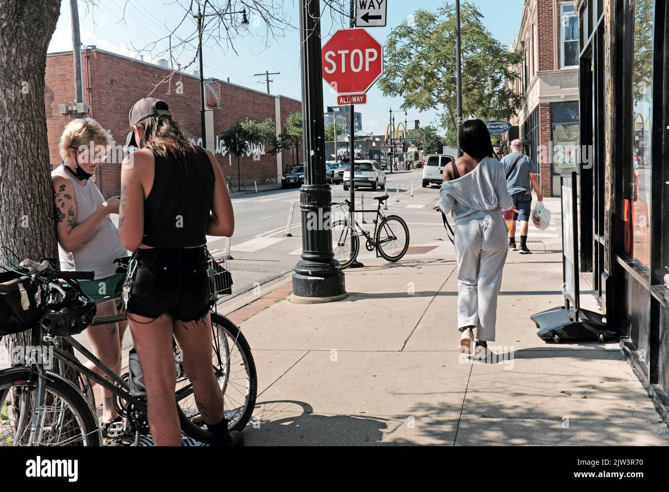 Personnes sur le trottoir pendant l'été dans le quartier d'Andersonville à Chicago, Illinois, États-Unis. Banque D'Images