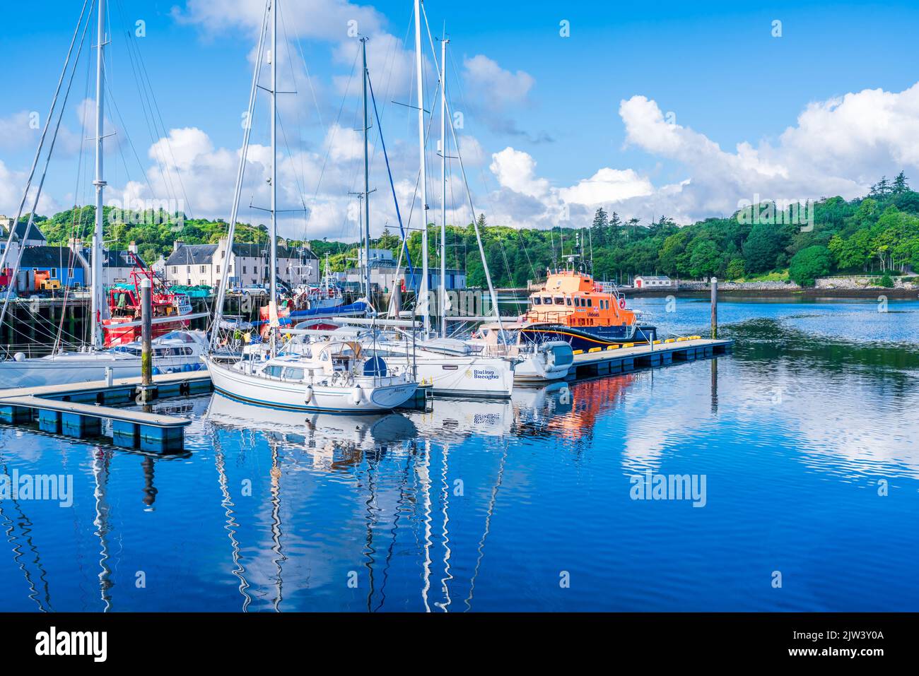 STORNOWAY, ÎLE DE LEWIS, ÉCOSSE, 05 AOÛT 2022 : vue sur le port de Stornoway, ville principale des îles occidentales Banque D'Images