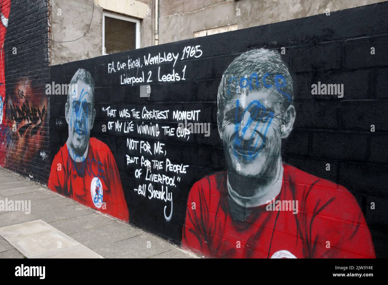 Goodison Park, Liverpool, Royaume-Uni. 3rd septembre 2022. Premier League football, Everton contre Liverpool: Une fresque d'anciens joueurs de Liverpool près d'Anfield est dédrée par la peinture bleue crédit: Action plus Sports/Alay Live News Banque D'Images