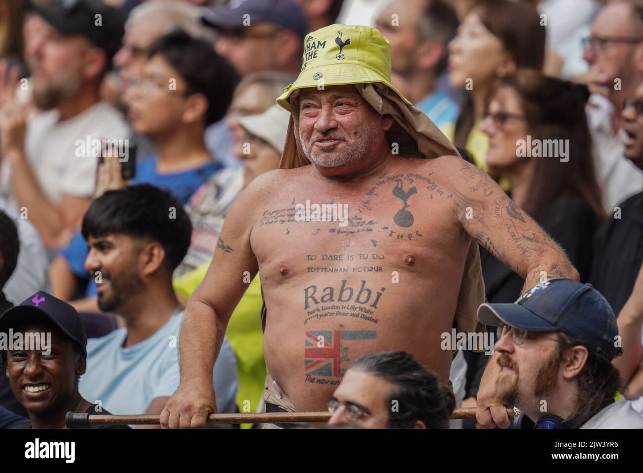 Londres, Royaume-Uni. 03rd septembre 2022. Un fan de Tottenham avec son top off montrant ses tatouages pendant le match de Premier League Tottenham Hotspur vs Fulham au Tottenham Hotspur Stadium, Londres, Royaume-Uni, 3rd septembre 2022 (photo de Richard Washbrooke/News Images) à Londres, Royaume-Uni le 9/3/2022. (Photo de Richard Washbrooke/News Images/Sipa USA) crédit: SIPA USA/Alay Live News Banque D'Images